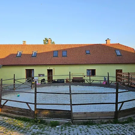 Na Farme Se Saunou A Virivkou, I S Jizdou Na Koni Příbram
